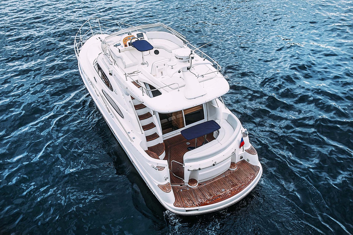 Аренда моторной яхты Sealine 39 АМО в Санкт-Петербурге